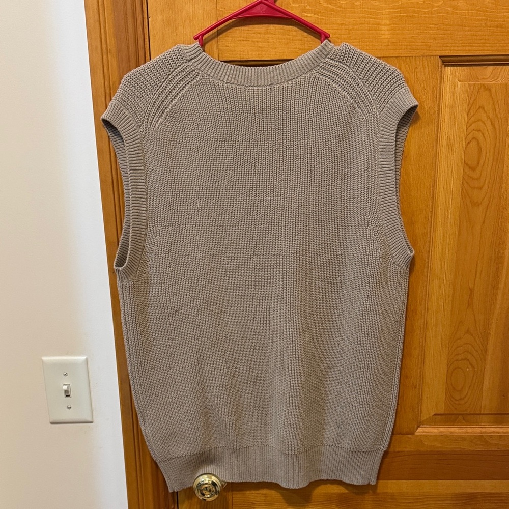 Uniqlo Men's Tan Crewneck Sweater Vest - Picture 7 of 7